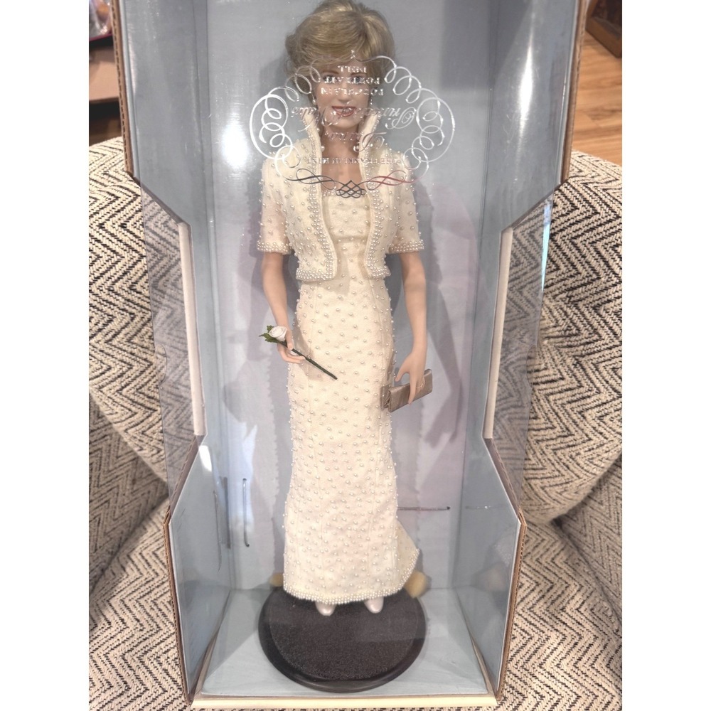 Franklin Mint Diana Princess of Wales Porcelain‎ Portrait Doll w/ Display Case